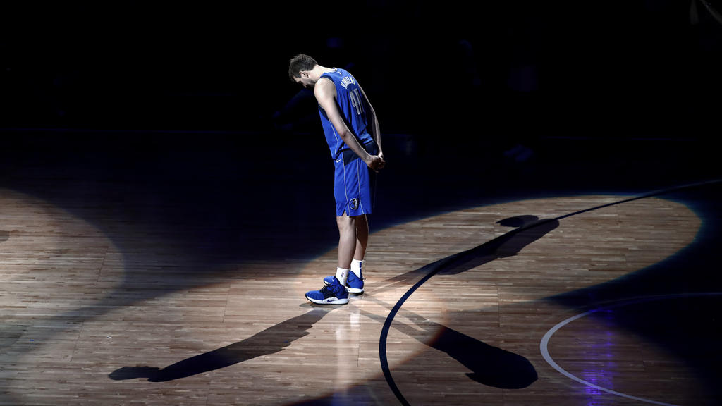 dpatopbilder - 10.04.2019, USA, Dallas: Basketball: NBA, Hauptrunde, 164. Spieltag, Dallas Mavericks - Phoenix Suns im Amercian Airlines Center. Dirk Nowitzki von den Dallas Mavericks steht nach dem Spiel auf dem Spielfeld und hört ehemaligen Spieler