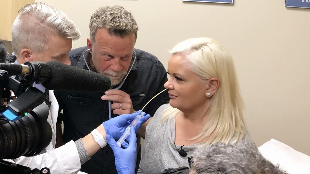 Donna ist bereits zum dritten Mal bei Spencer Berry, M.D. (l.), dem medizinischen Direktor der Medical Weight Loss Specialists von Fargo, North Dakota, USA. Jenke von Wilmsdorff begleitet Donna dabei, wie sie Fett und Eiweiß durch eine Magensonde ver