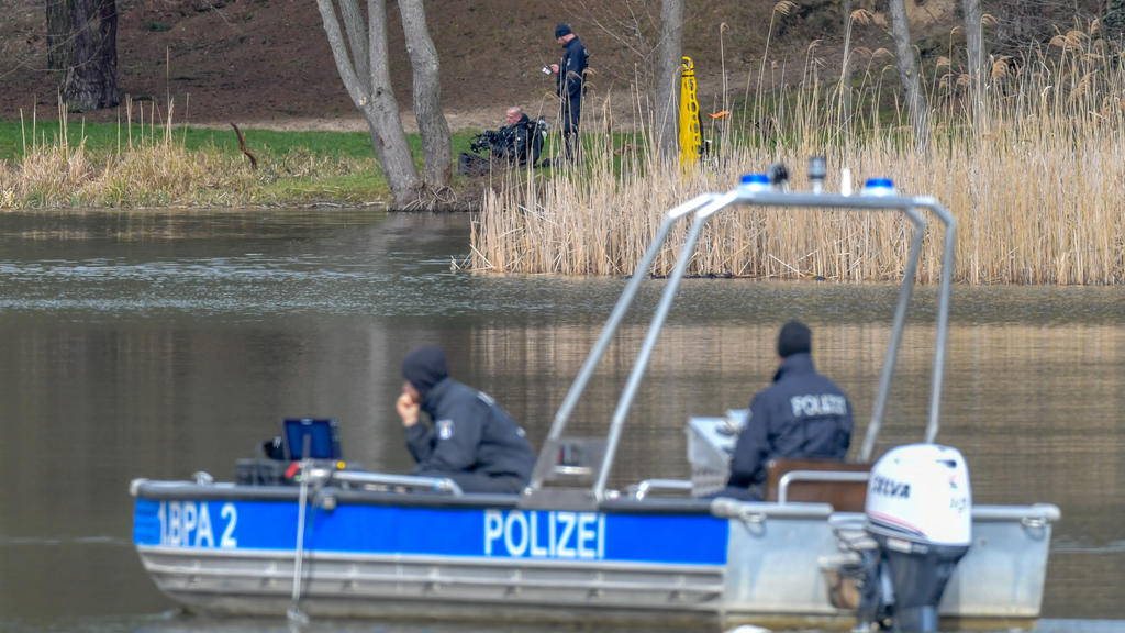 25.03.2019, Brandenburg, Herzberg: Polizeibeamte in einem Boot suchen mit Hilfe eines Echolots nach der vermissten Rebecca aus Berlin auf dem Herzberger See im Landkreis Oder-Spree. Im Hintergrund ist ein Taucher (sitzend) und ein weiterer Polizist a