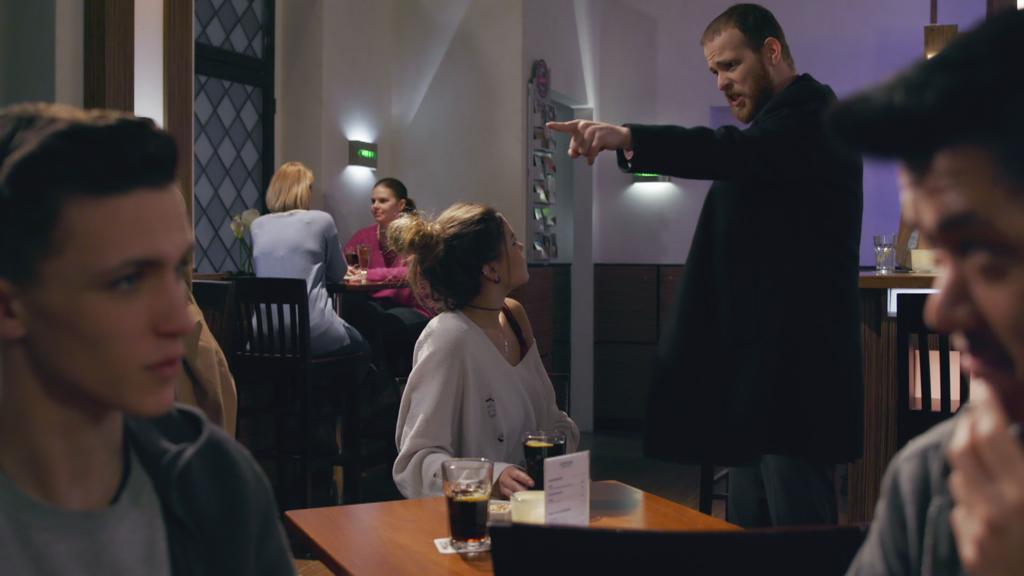 Unter uns: Tobias zieht bei Viviens Date im "Schiller" eine Show ab.