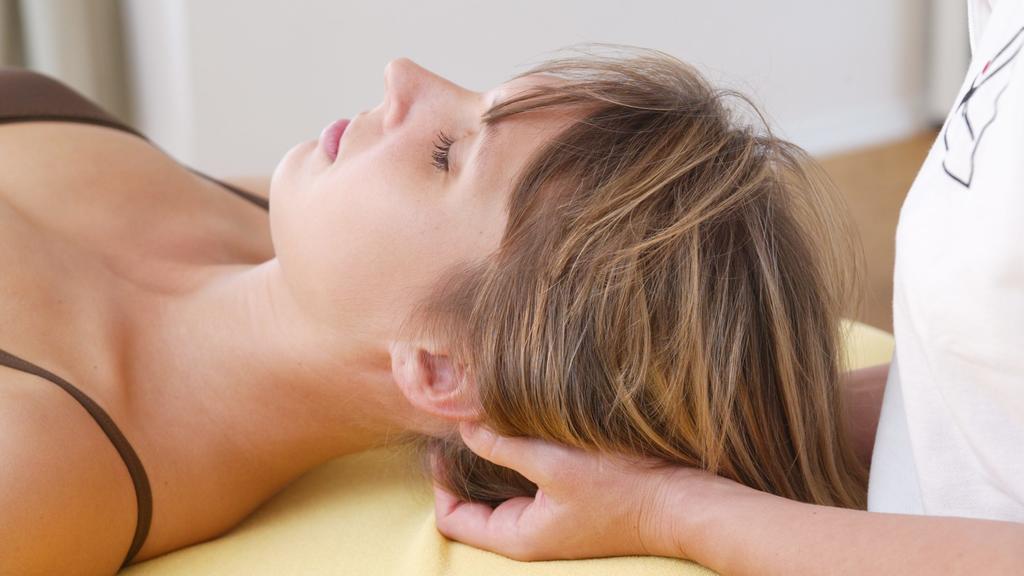 Während der Bioresonanz-Therapie liegen Sie bequem auf einer Liege, während der Therapeut Ihnen Elektroden anlegt