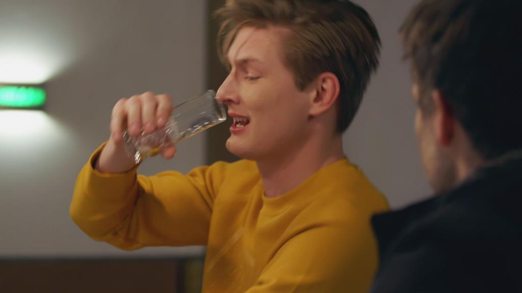 Unter uns: Conor betrinkt sich vor seinem Vater.
