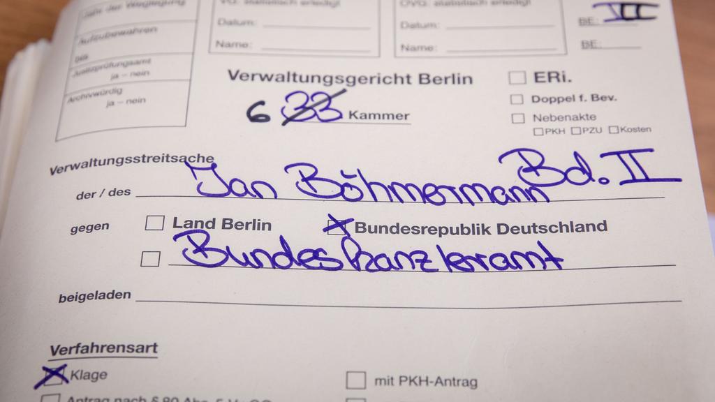 16.04.2019, Berlin: Auf einem Aktendeckel im Gerichtssaal des Verwaltungsgericht Berlin ist "Jan Böhmermann" und "Bundeskanzleramt" zu lesen. Das Verwaltungsgericht verhandelt über die Klage des Satirikers Jan Böhmermann gegen Bundeskanzlerin Angela