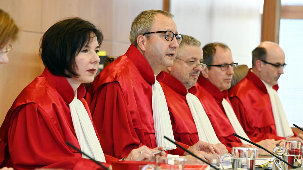 16.04.2019, Baden-Württemberg, Karlsruhe: Der Zweite Senat des Bundesverfassungsgerichtes, Sibylle Kessal-Wulf (l-r), Vorsitzender Andreas Voßkuhle, Peter Huber, Johannes Masing und Ulrich Maidowski, eröffnet die mündliche Verhandlung zum Sterbehilfe