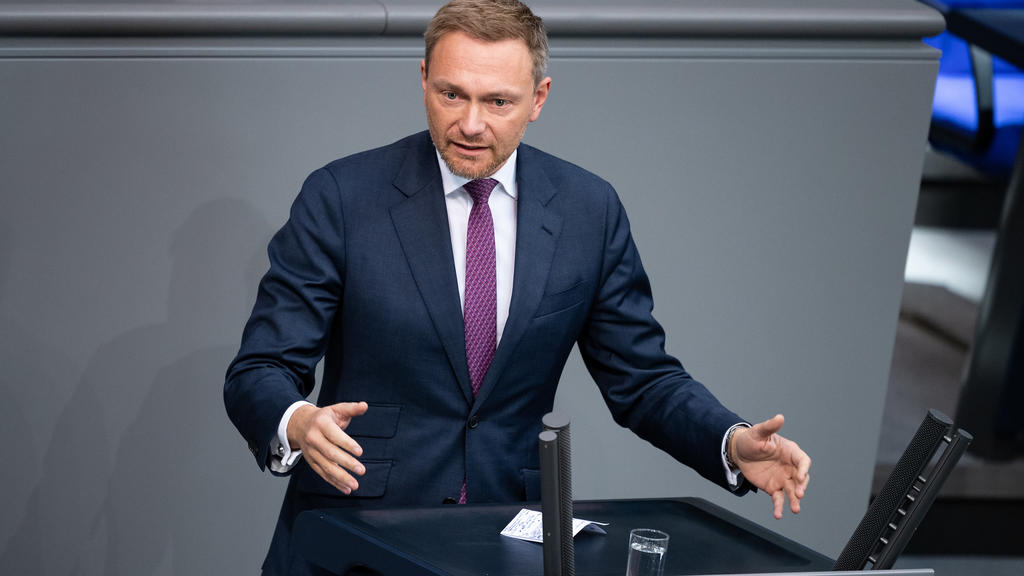Berlin: Christian Lindner, Vorsitzender der FDP-Bundestagsfraktion, spricht in der Plenarsitzung des Deutschen Bundestages. Hauptthema der 94. Sitzung der 19. Legislaturperiode ist nach der Befragung der Bundesregierung eine Aktuelle Stun
