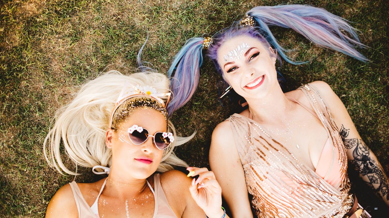 Glitzer Make Up Und Bunte Haare Die Neuen Coachella Beauty Trends Zum Nachstylen