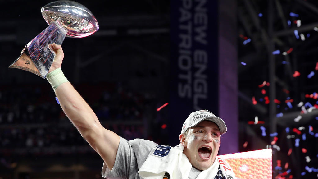 FILE PHOTO: New England Patriots tight end Rob Gronkowski holds up the Vince Lombardi Trophy after his team defeated the Seattle Seahawks in the NFL Super Bowl XLIX football game in Glendale, Arizona, February 1, 2015. REUTERS/Lucy Nicholson/File Ph