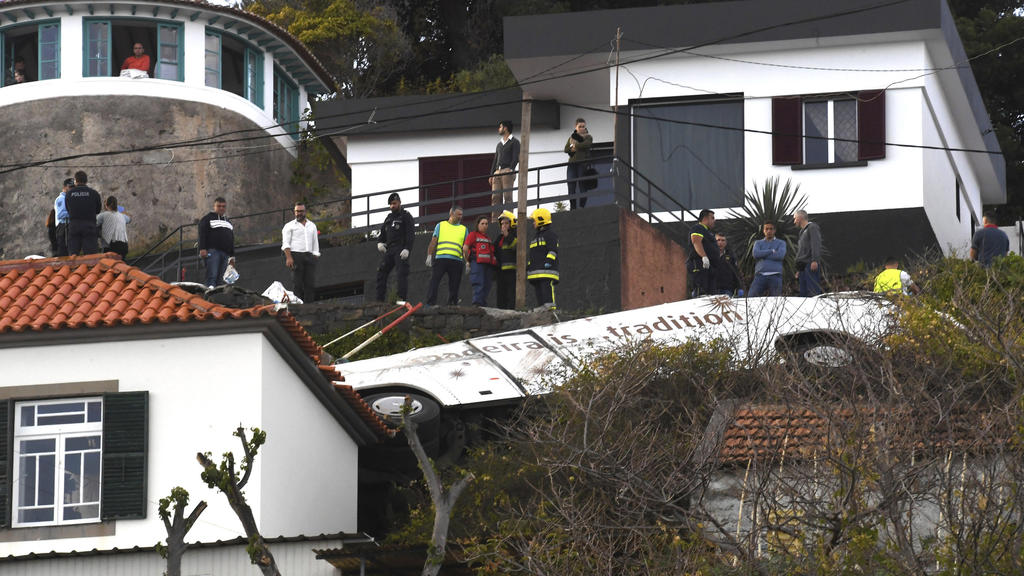 17.04.2019, Portugal, Canico: Rettungskräfte sind nach einem schweren Busunglück auf der portugiesischen Ferieninsel Madeira im Einsatz. Mindestens 29 Menschen überlebten die Tragödie nicht, wie die Nachrichtenagentur Lusa unter Berufung auf den Zivi