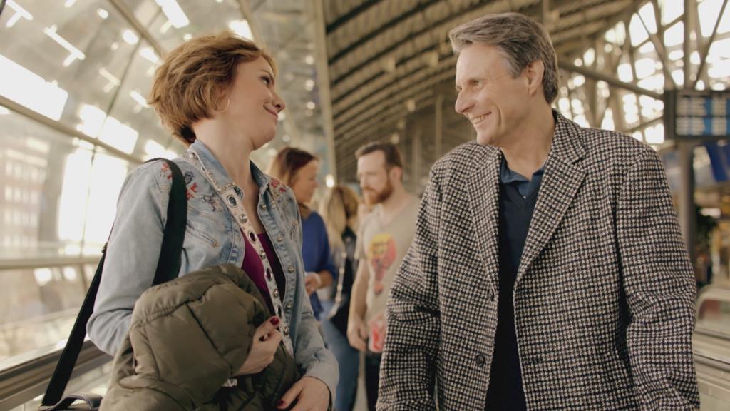 Yvonne und Jo im Liebesurlaub in Singapur. Sie ahnen nicht, was in Berlin vor sich geht.