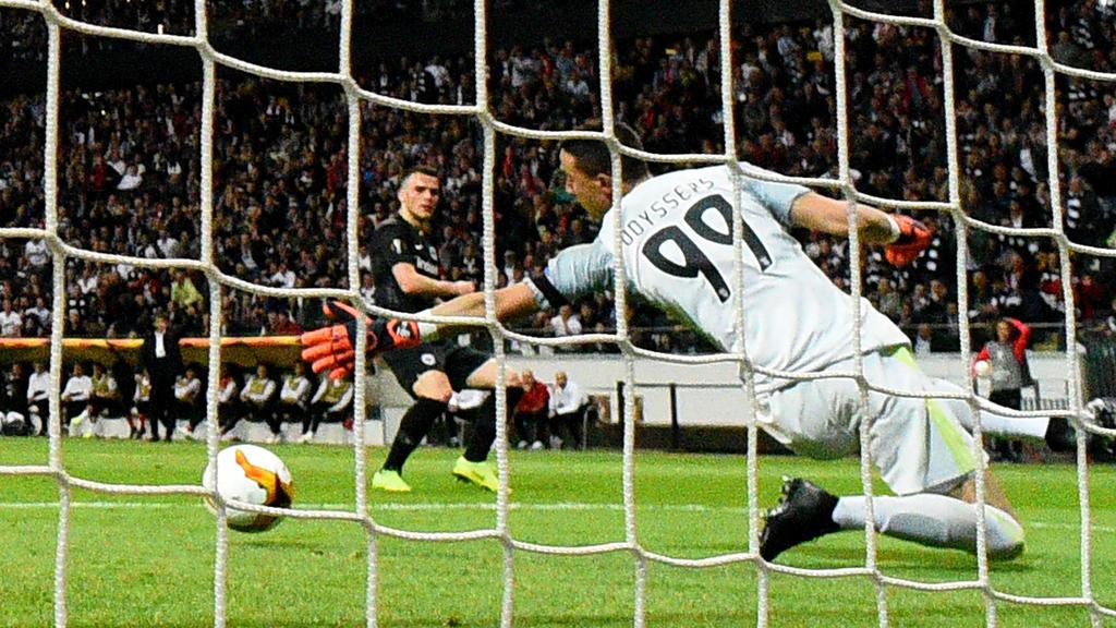 18.04.2019, xfux, Fußball UEFA Europa League 1/4 Finale, Eintracht Frankfurt - Benfica Lissabon, emspor, v.l. Filip Kostic (Eintracht Frankfurt), Odysseas Vlachodimos (Benfica Lissabon) Goal scored, Tor zum 1:0 (DFL/DFB REGULATIONS PROHIBIT ANY USE O