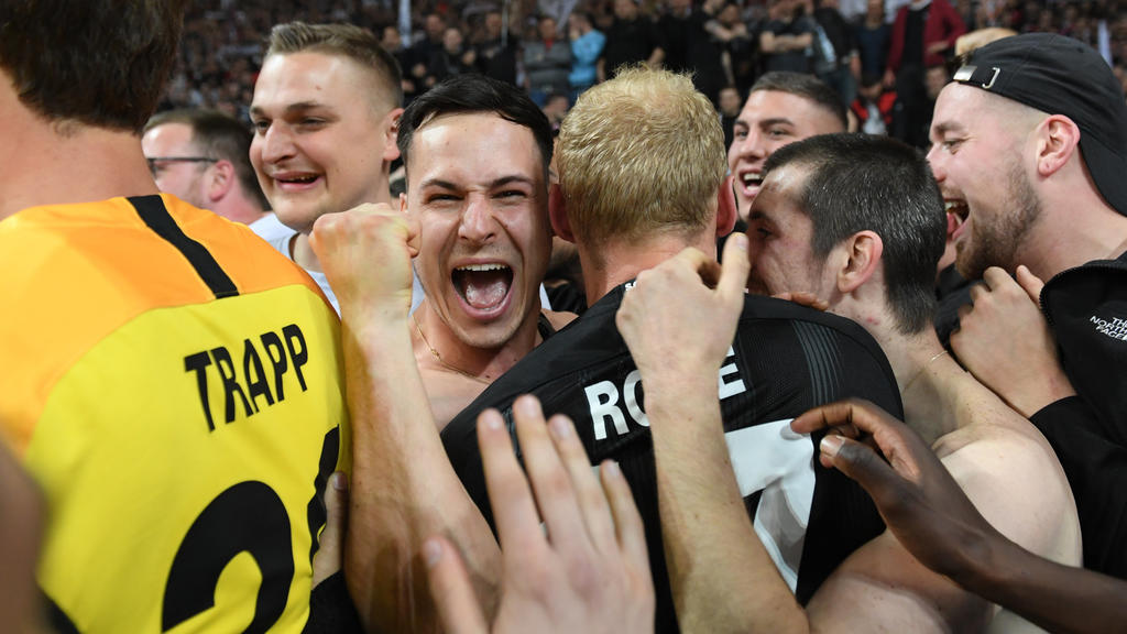 18.04.2019, Hessen, Frankfurt/Main: Fußball: Europa League, Eintracht Frankfurt - Benfica Lissabon, K.o.-Runde, Viertelfinale, Rückspiel in der Commerzbank-Arena. Die Frankfurter Fans feiern mit Torwart Kevin Trapp (l) und Sebastian Rode. Foto: Arne
