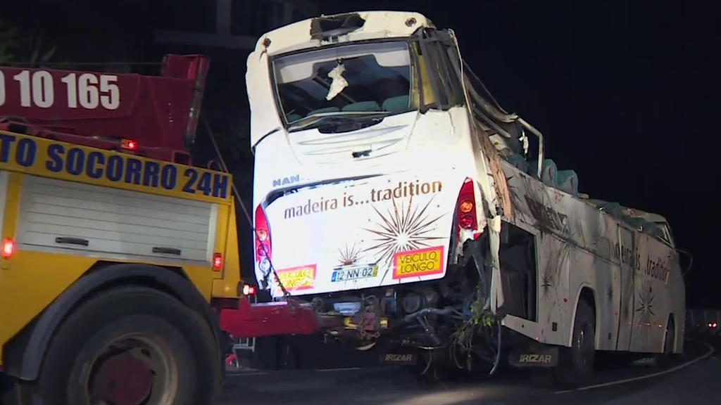 18.04.2019, Portugal, Funchal: Ein Fahrzeug schleppt einen demolierten Bus ab. An Bord des Unglücksbusses auf der portugiesischen Urlaubsinsel Madeira waren nach bisherigen Erkenntnissen des Reiseveranstalters trendtours 51 seiner Gäste. Die Reisegru