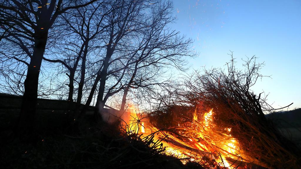 01.04.2018, Osterfeuer in der Ortschaft Herleshausen-Nesselröden - Wie in jedem Jahr treffen sich zahlreiche Bewohner am Ostersonntag zum traditionellen Osterfeuer. Osterfeuer *** 01 04 2018 Easter fire in the village of Herleshausen Nesselröden As e