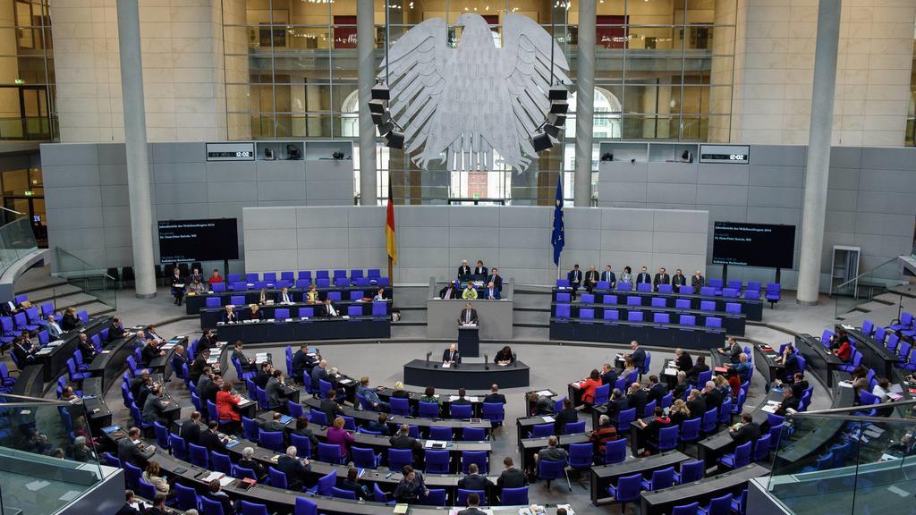 Berlin, Bundestagssitzung Deutschland, Berlin - 12/04/2019: Im Bild der Plenarsaal während der Vorstellung des Jahresberichts des Wehrbeauftragen Dr. Hans-Peter Bartels zu sehen. Berlin Bundestag Berlin Deutschland *** Berlin Bundestag session German