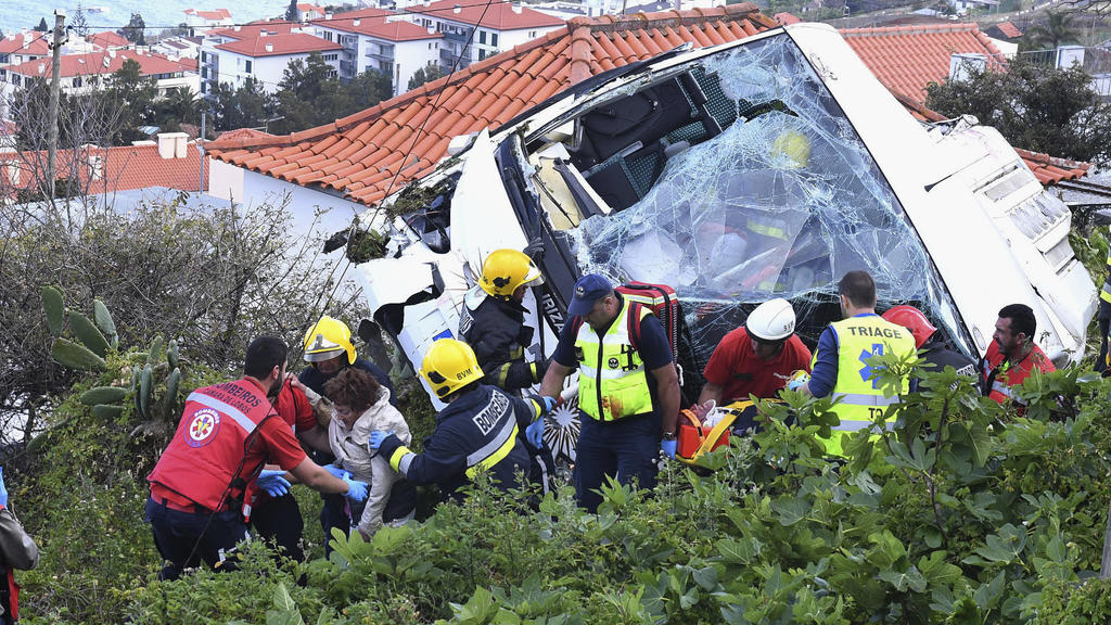 17.04.2019, Portugal, Canico: Rettungskräfte bergen Verletzte nach einem schweren Busunglück auf der portugiesischen Ferieninsel Madeira. Mindestens 29 Menschen überlebten die Tragödie nicht, wie die Nachrichtenagentur Lusa unter Berufung auf den Ziv