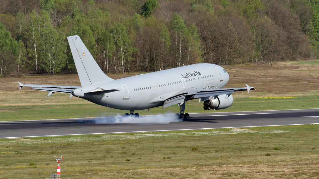 20.04.2019, Nordrhein-Westfalen, Köln: Ein Airbus A310 MedEvac der Luftwaffe mit Verletzten des Busunglücks auf Madeira landet auf dem Flughafen Köln-Bonn. Der Airbus A310 MedEvac ist die fliegende Intensivstation der Bundeswehr. An Bord waren neben