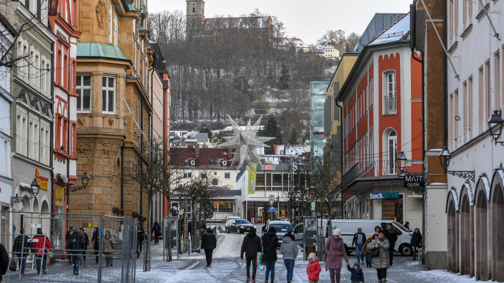 ARCHIV - 02.01.2019, Bayern, Amberg: Die Innenstadt von Amberg. Vier junge Asylbewerber haben in Amberg in der Oberpfalz wahllos Passanten geschlagen und damit eine Debatte über Gewalt von Flüchtlingen ausgelöst. Foto: Armin Weigel/dpa +++ dpa-Bildfu