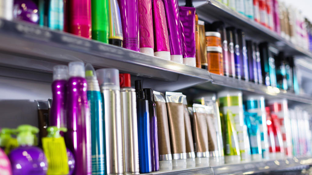 Volle Regale mit Haarpflege-Produkte in einem Kosmetik-Showroom
