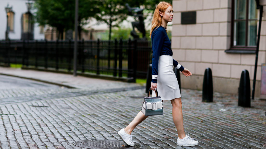 Weiße Sneaker lassen sihc perfekt zu Alltags-Outfits kombinieren.