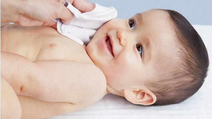 feuchte Reinigungstücher für Babys