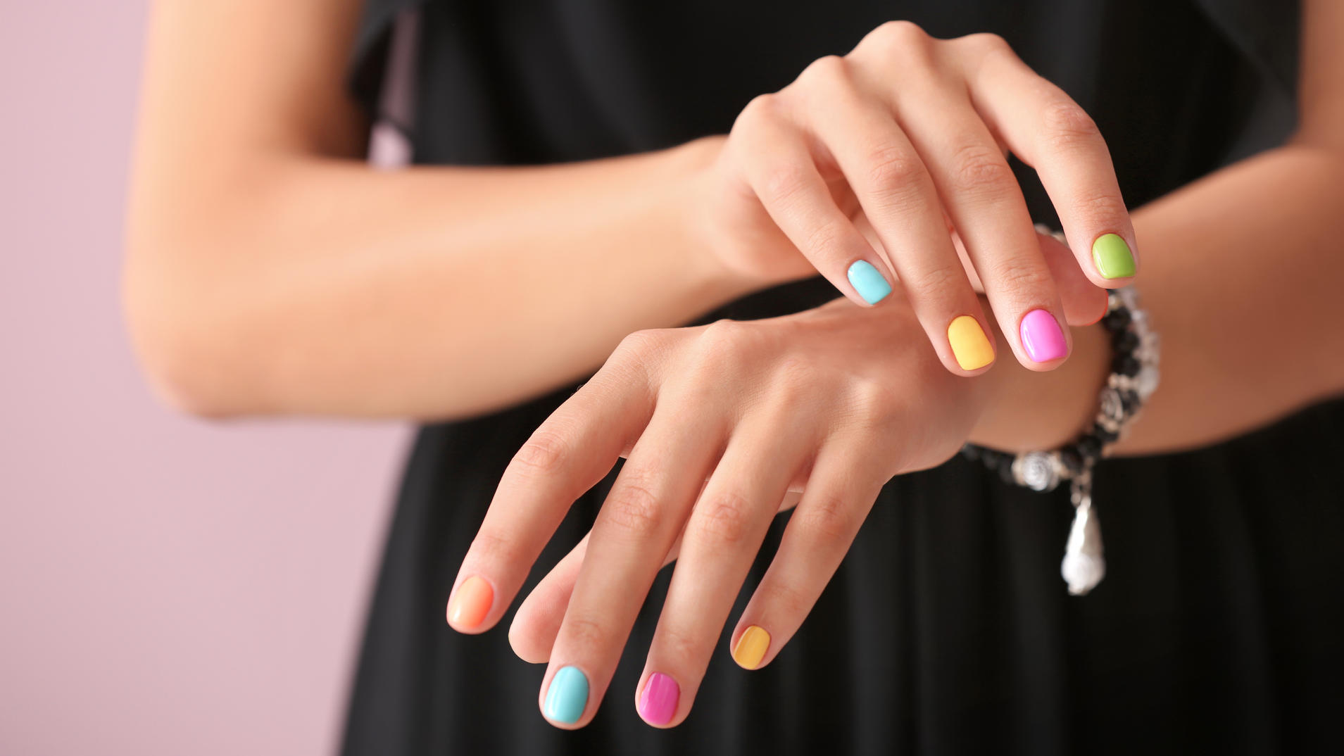 Mismatched Nails Sind Der Perfekte Nageltrend Fur Den Sommer