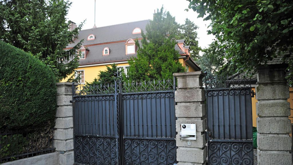 Das Eingangstor zur Villa des thailändischen Königs Maha Vajiralongkorn, aufgenommen am 28.07.2017 in Tutzing am Starnberger See (Bayern). Thailands König Maha Vajiralongkorn feiert am 28. Juli seinen 65. Geburtstag. Foto: Ursula Düren/dpa | Verwendu