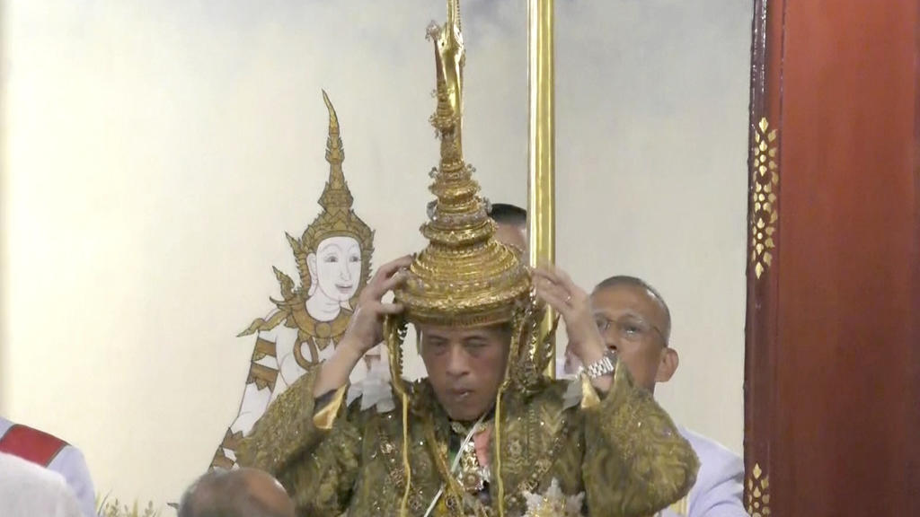 04.05.2019, Thailand, Bangkok: Thailands König Maha Vajiralongkorn setzt sich bei einer feierlichen Zeremonie seiner Krönung am Samstag 4. Mai 2019 in Bangkok selber die Krone auf (Video-Still). Foto: Uncredited/Thai TV Pool/dpa +++ dpa-Bildfunk +++