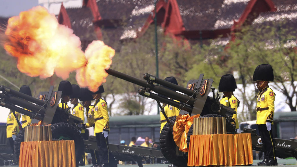 04.05.2019, Thailand, Bangkok: Königliche Gardisten feuern Salutschüsse zu Ehren des neuen Königs von Thailand, der sich in einer feierlichen Zeremonie am Samstag 4. Mai in Bangkok die Krone aufsetzte. Foto: Sakchai Lalit/AP/dpa +++ dpa-Bildfunk +++