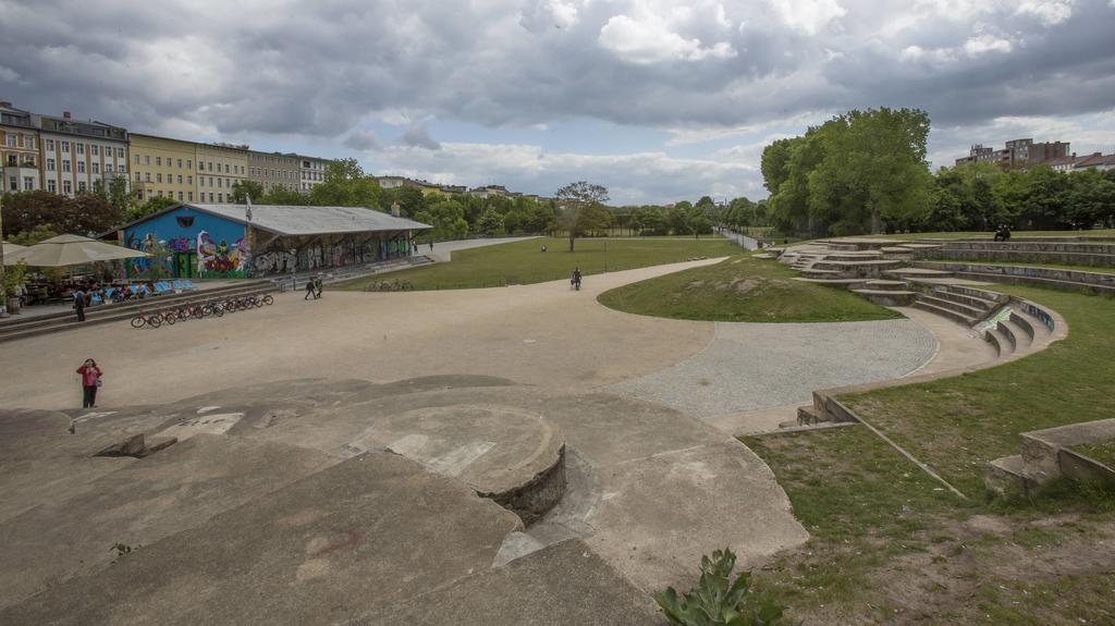 Pauschale Berlin / 15.05.2015 Reportage Drogen Goerlitzer Park, wie sieht es jetzt bei der Null Toleranz Politik im Park aus? Was macht die Polizei, Dealer, Kaeufer. Bild-Motiv: Uebersicht Goerlitzer Park (