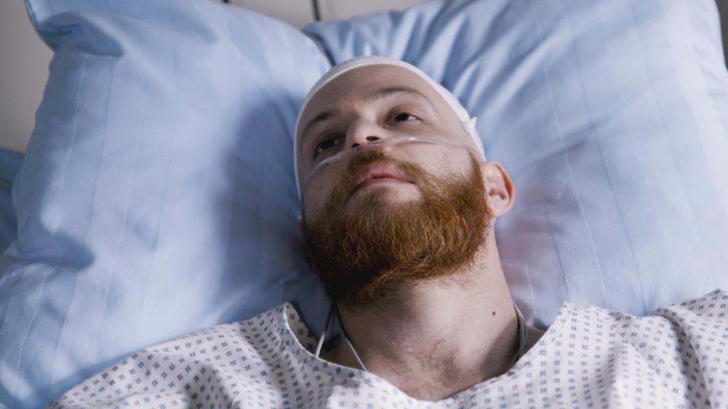 Unter uns: Tobias liegt im Krankenhaus.