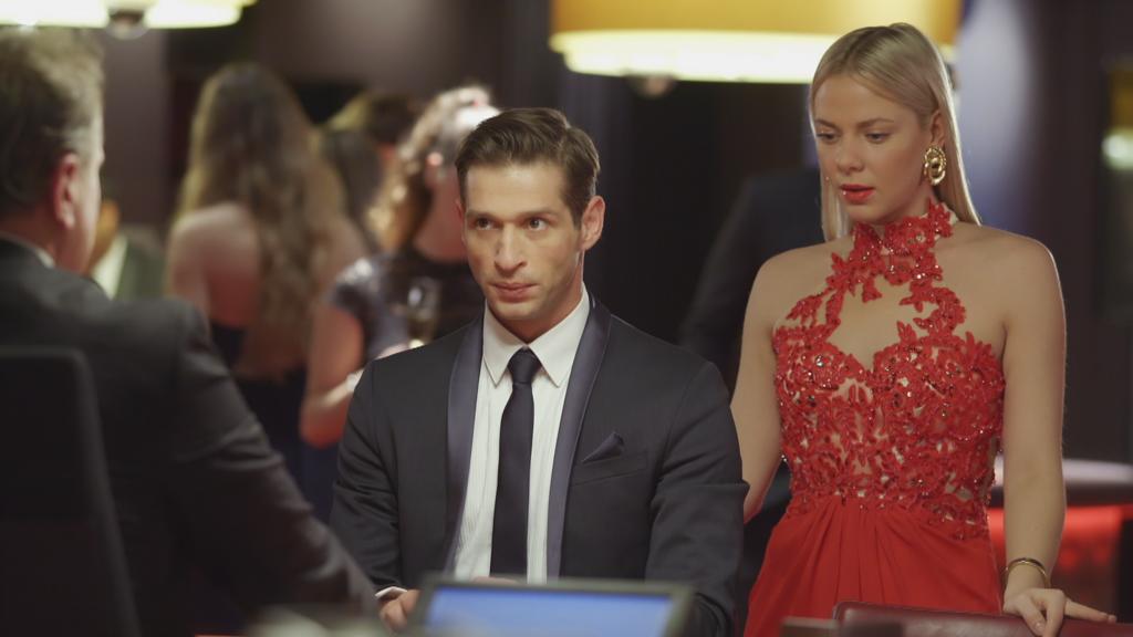 AWZ: Deniz und Marie spielen im Casino.