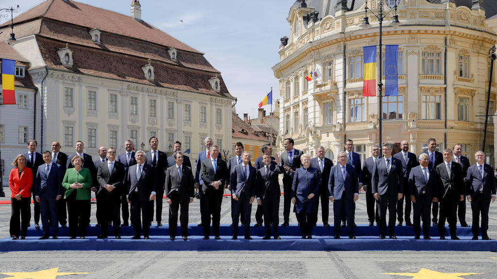09.05.2019, Rumänien, Sibiu: Die Staats- und Regierungschefs der Europäischen Union stehen für ein Gruppenfoto zusammen. Beim informellen Gipfel der Staats- und Regierungschefs der Europäischen Union stehen vor allem Debatten über die Zukunft Europas