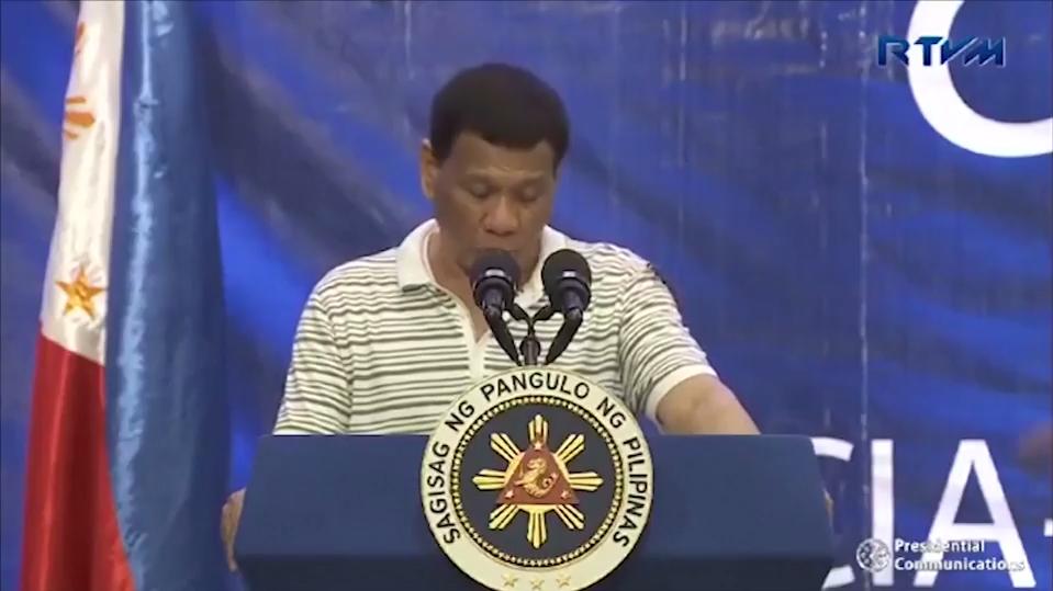 Philippinen Prasident Rodrigo Duterte Krabbelt Eine Kakerlake Uber Den Arm