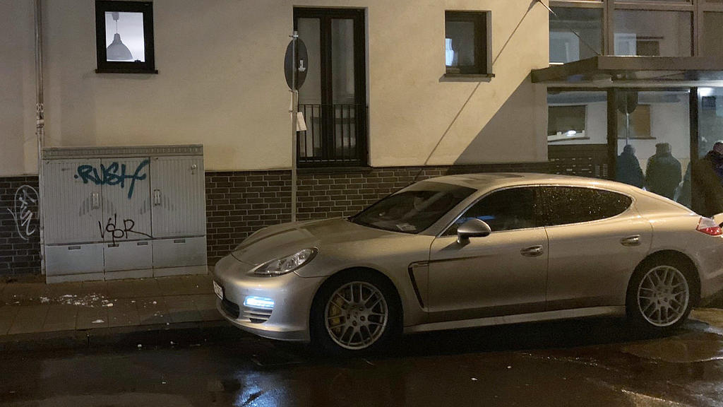 09.05.2019, Hessen, Offenbach: Ein Porsche mit einem Einschussloch steht in einer Straße. Eine 44 Jahre alte Frau ist im hessischen Offenbach auf offener Straße erschossen worden. Wie die Polizei mitteilte, soll der Täter am Donnerstagabend in einem