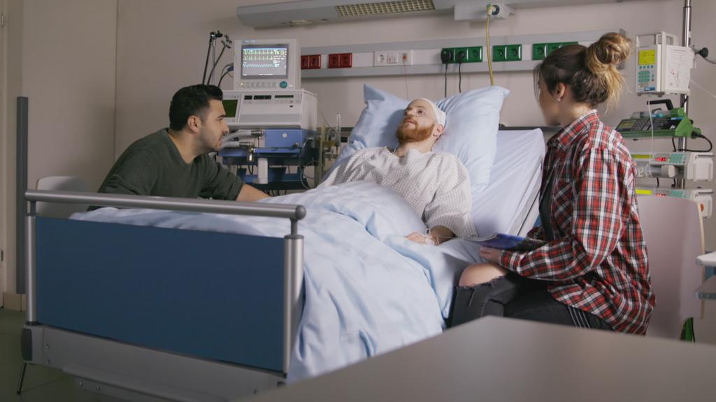 Unter uns: Easy und Vivien sitzen an Tobias' Krankenbett.