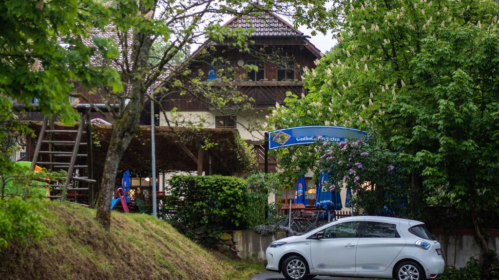 11.05.2019, Bayern, Passau: Eine Pension steht nahe der Ilz zwischen Bäumen. Drei tote Personen sind in einem Zimmer der Pension gefunden worden. Den Angaben zufolge stammen die Toten aus Niedersachsen und Rheinland-Pfalz. Es sei noch völlig offen, w