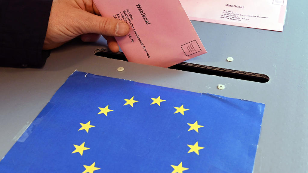 10.05.2019, Bremen: Ein Mann steckt im Briefwahlzentrum des Statistischen Landesamt seinen Briefwahlumschlag zur Europawahl in die Wahlurne. Am 26. Mai finden im kleinsten deutschen Bundesland parallel zur Europawahl die Bürgerschaftswahlen statt. (z