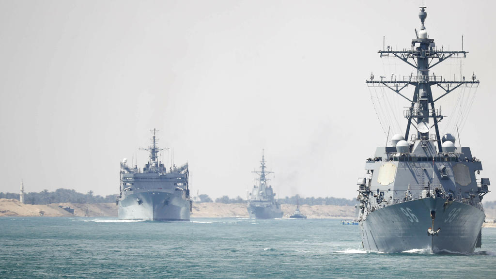 HANDOUT - 09.05.2019, Ägypten, ---: Dieses von der US Navy zur Verfügung gestelltes Bild zeigt Begleitschiffe des Flugzeugträger USS Abraham Lincoln im Sueskanal vor der Küste von Ägypten. Das Pentagon verlegte den Flugzeugträger «USS Abraham Lincoln