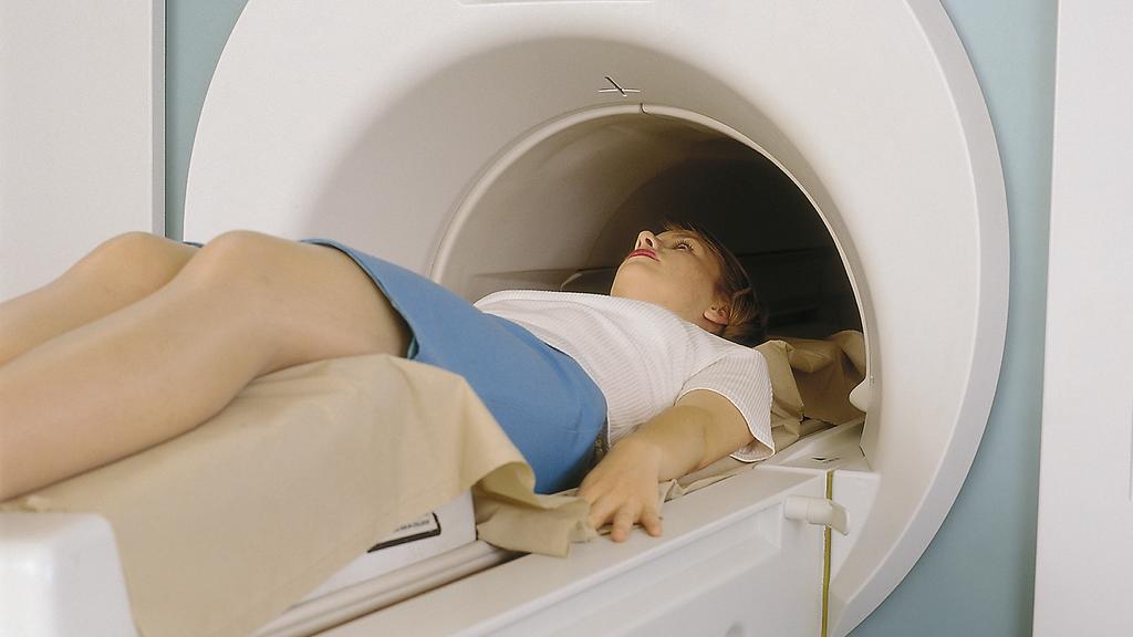 Eine Frau wird in einen Computertomographen geschoben