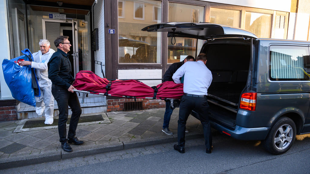 dpatopbilder - 13.05.2019, Niedersachsen, Wittingen: Bestatter schieben einen Leichensack in einen Leichenwagen. Im Zusammenhang mit dem Passauer Armbrust-Fall haben Ermittler zwei Leichen in Niedersachsen gefunden. Die toten Frauen seien in der Wohn