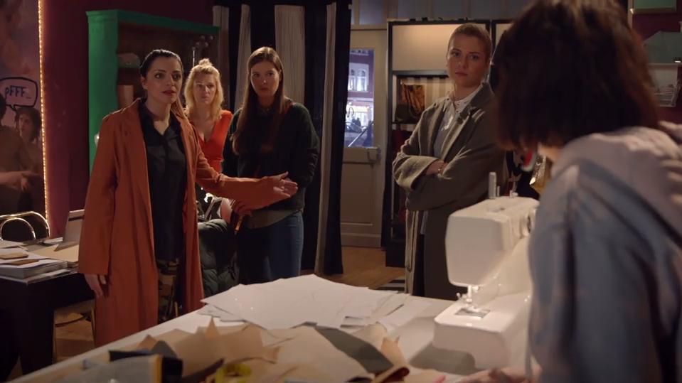 Emily ist überrascht, als Lilly und Sunny mit Lena bei "Vlederbag" erscheinen.