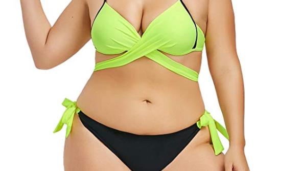 Frau mit Criss-Cross-Bikini