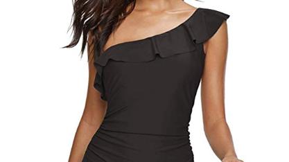 Frau mit One-Shoulder-Bikini