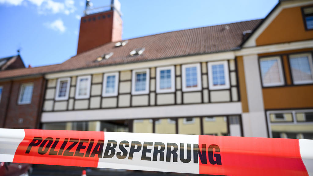 dpatopbilder - 13.05.2019, Niedersachsen, Wittingen: Ein Haus ist mit Polizei Absperrband gesichert. Im Zusammenhang mit dem Passauer Armbrust-Fall haben Ermittler zwei Leichen in Niedersachsen gefunden. Die toten Frauen seien in der Wohnung eines de