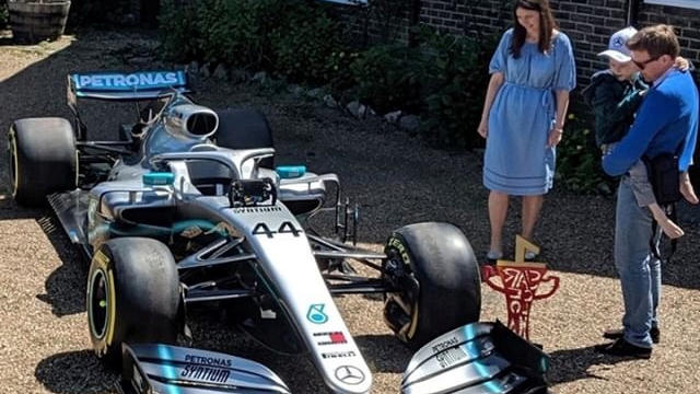 Lewis Hamilton Zeigt Herz Und Schenkt Krebskrankem Jungen Formel 1 Wagen