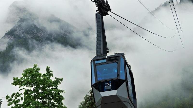 Karwendelbahn fährt im Nebel