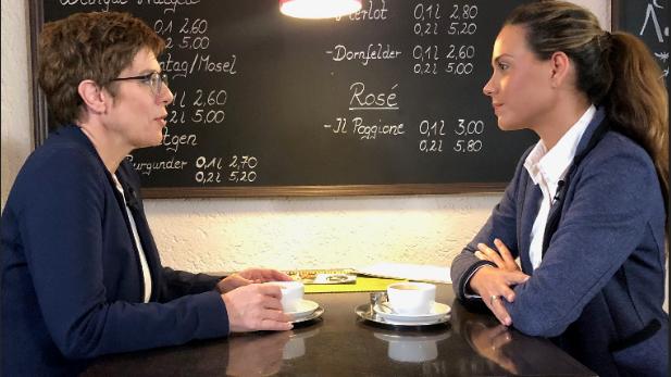 CDU-Chefin Annegret Kramp-Karrenbauer im Gespräch mit RTL-Reporterin Franca Lehfeldt.