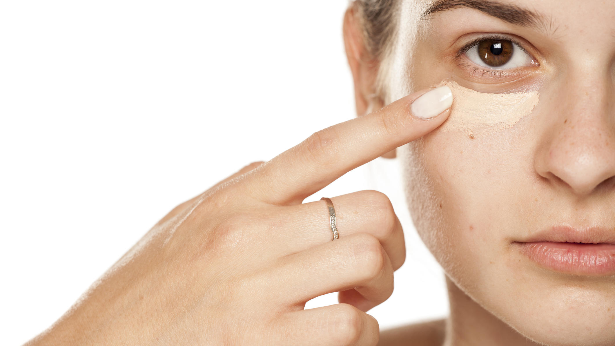 Concealer Mit Der Richtigen Auftragetechnik Verschwinden Alle Augenringe