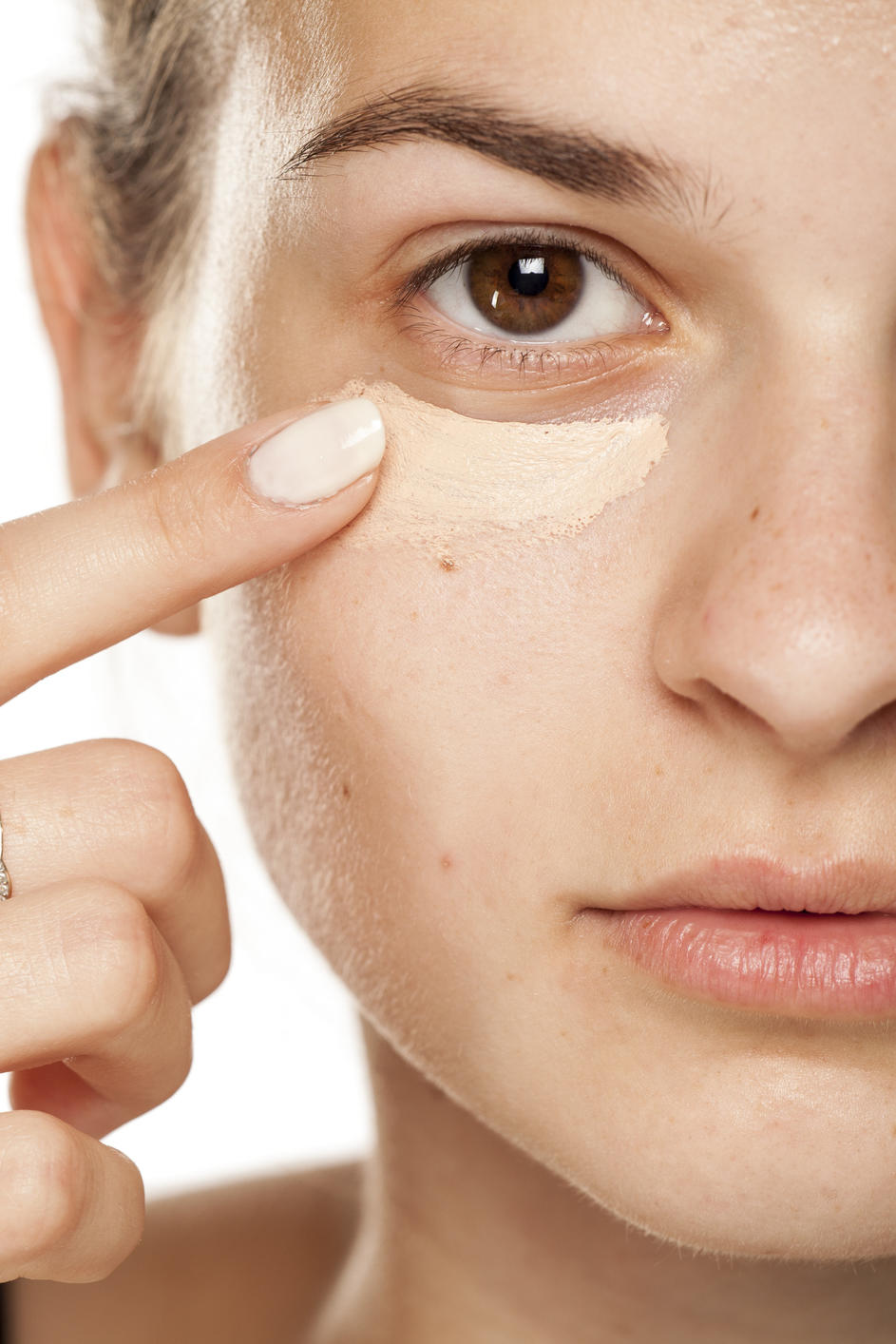 Concealer Mit Der Richtigen Auftragetechnik Verschwinden Alle Augenringe