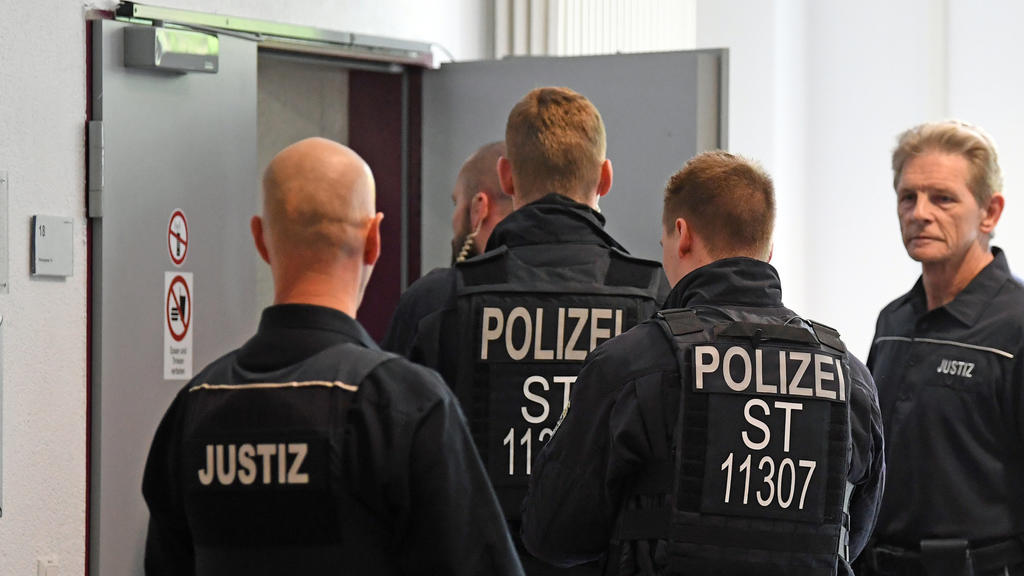 17.05.2019, Sachsen-Anhalt, Dessau-Roßlau: Polizei sichert während der Urteilsverkündung im Prozess um den Tod eines 22-Jährigen aus Köthen gegen zwei wegen Körperverletzung mit Todesfolge angeklagte Afghanen den Eingang zum Saal im Landgericht in De